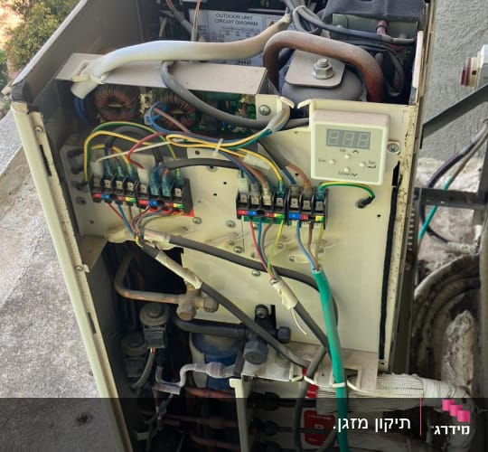 יחידת מיזוג אוויר פתוחה עם חוטים וצינורות חשמל